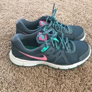 Woman’s Nike revolution 2 shoes